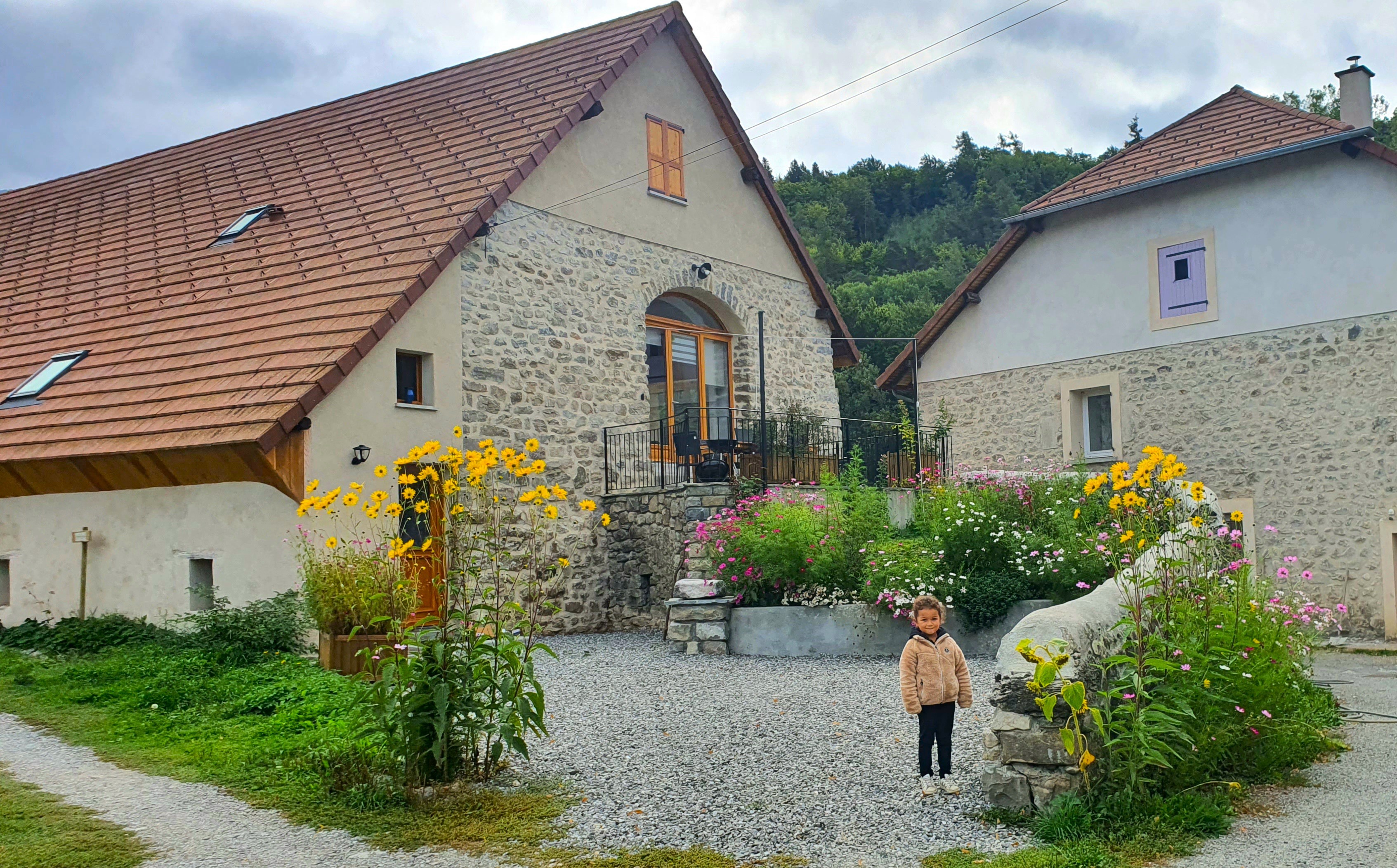 Thaïs à l'entrée de la cour du gîte