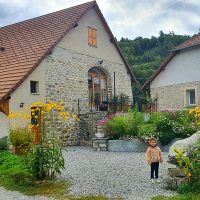 Thaïs à l'entrée de la cour du gîte