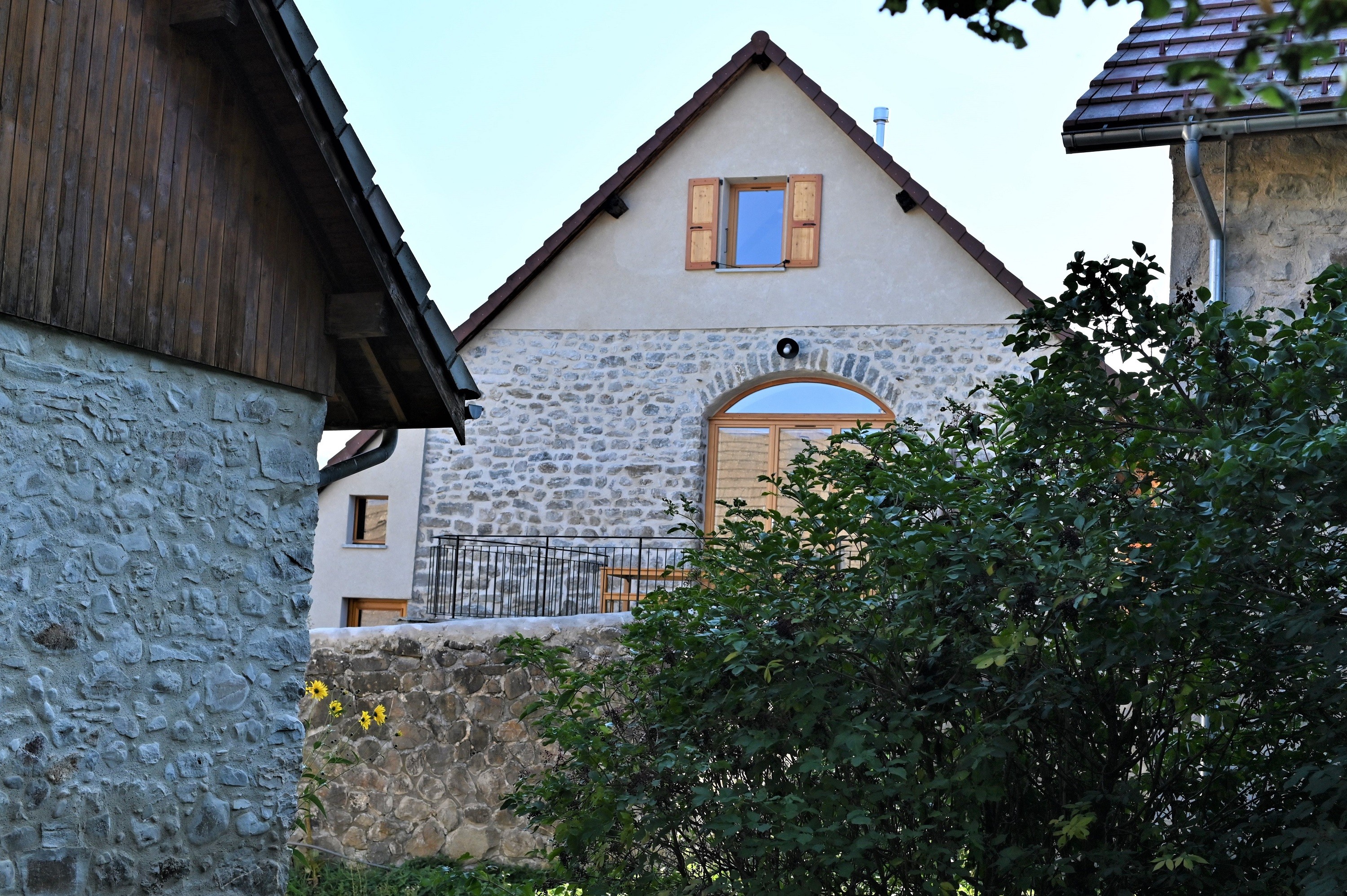 façade ouest avec terrasse au soleil couchant