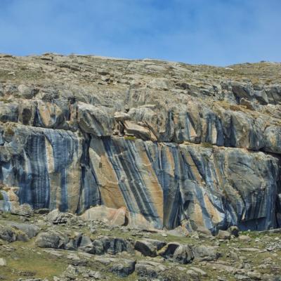 falaise multicolore au Tourond